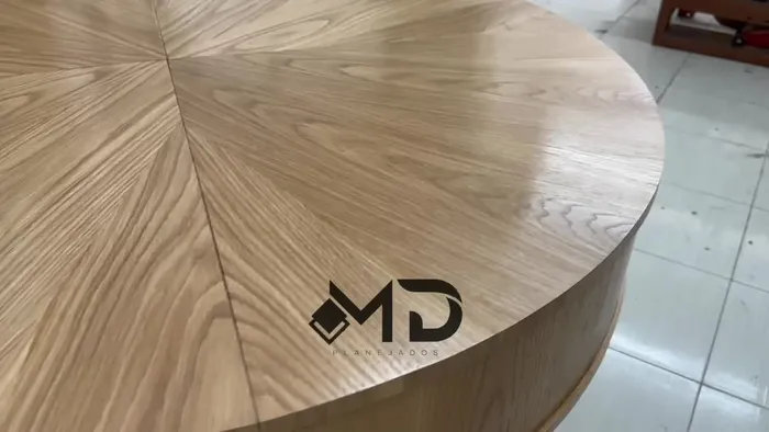 Detalhe da marcenaria em madeira: mesa giratória planejada com tampo em marchetaria
