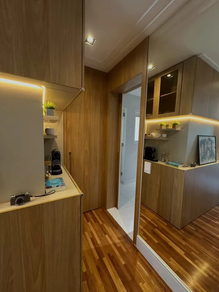Detalhe de corredor planejado com porta de quarto