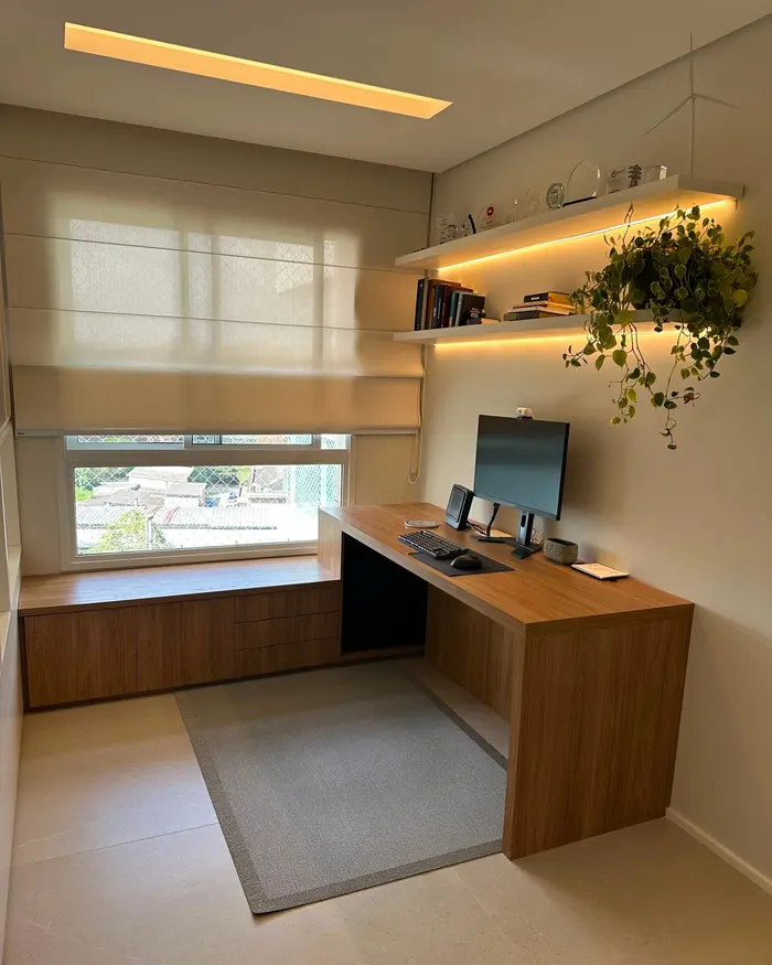 Home office planejado com bancada em L e nicho para janela