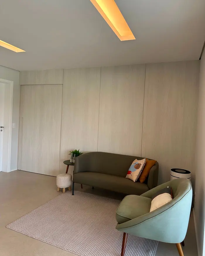 Sala de estar com painel ripado planejado do piso ao teto