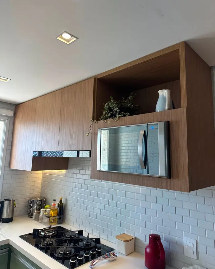 Armário de cozinha planejado com nicho para micro-ondas